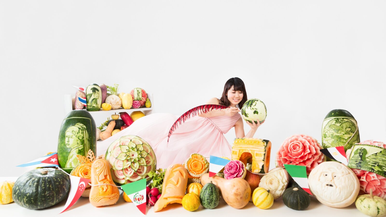 カービングした野菜やフルーツに囲まれる meica